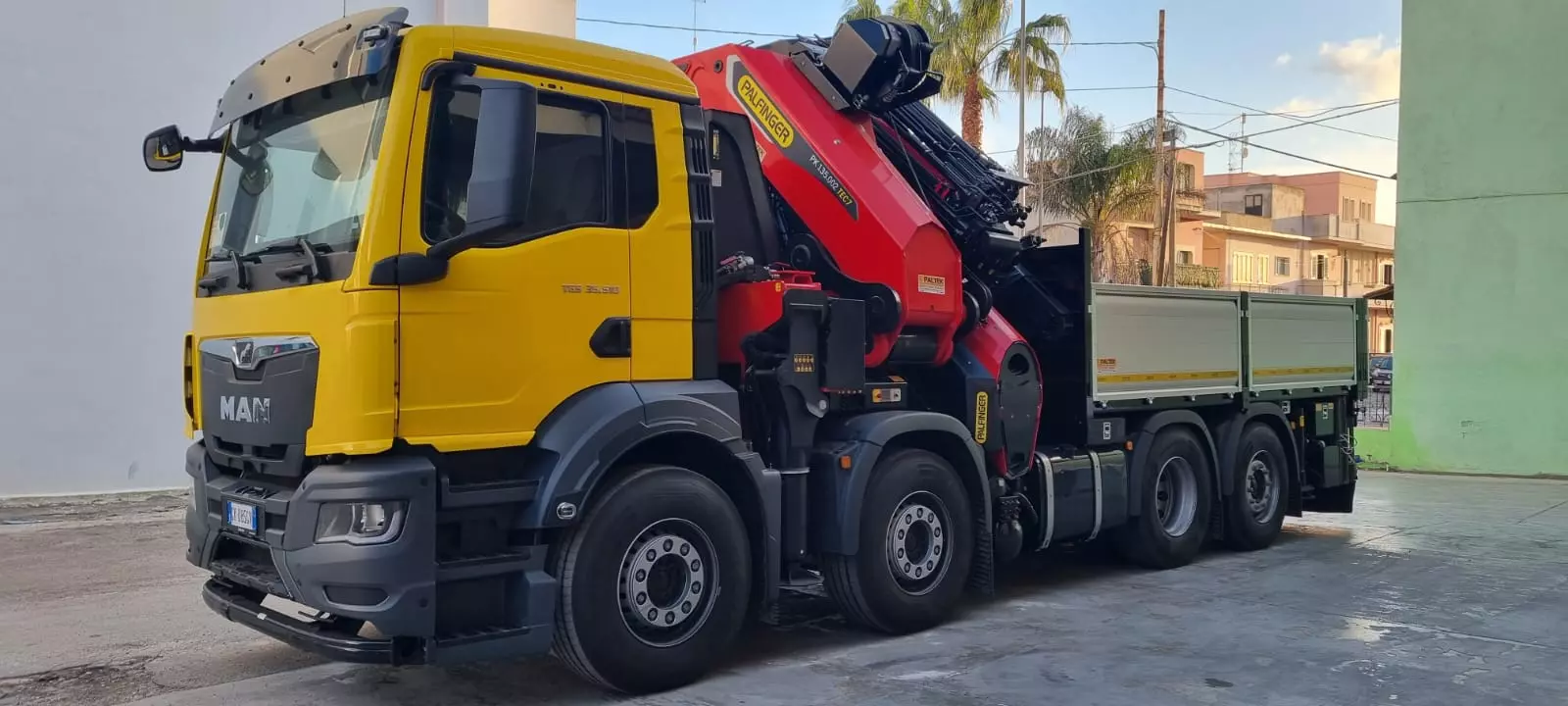 Autogru Palfinger per sollevamento materiali in cantiere